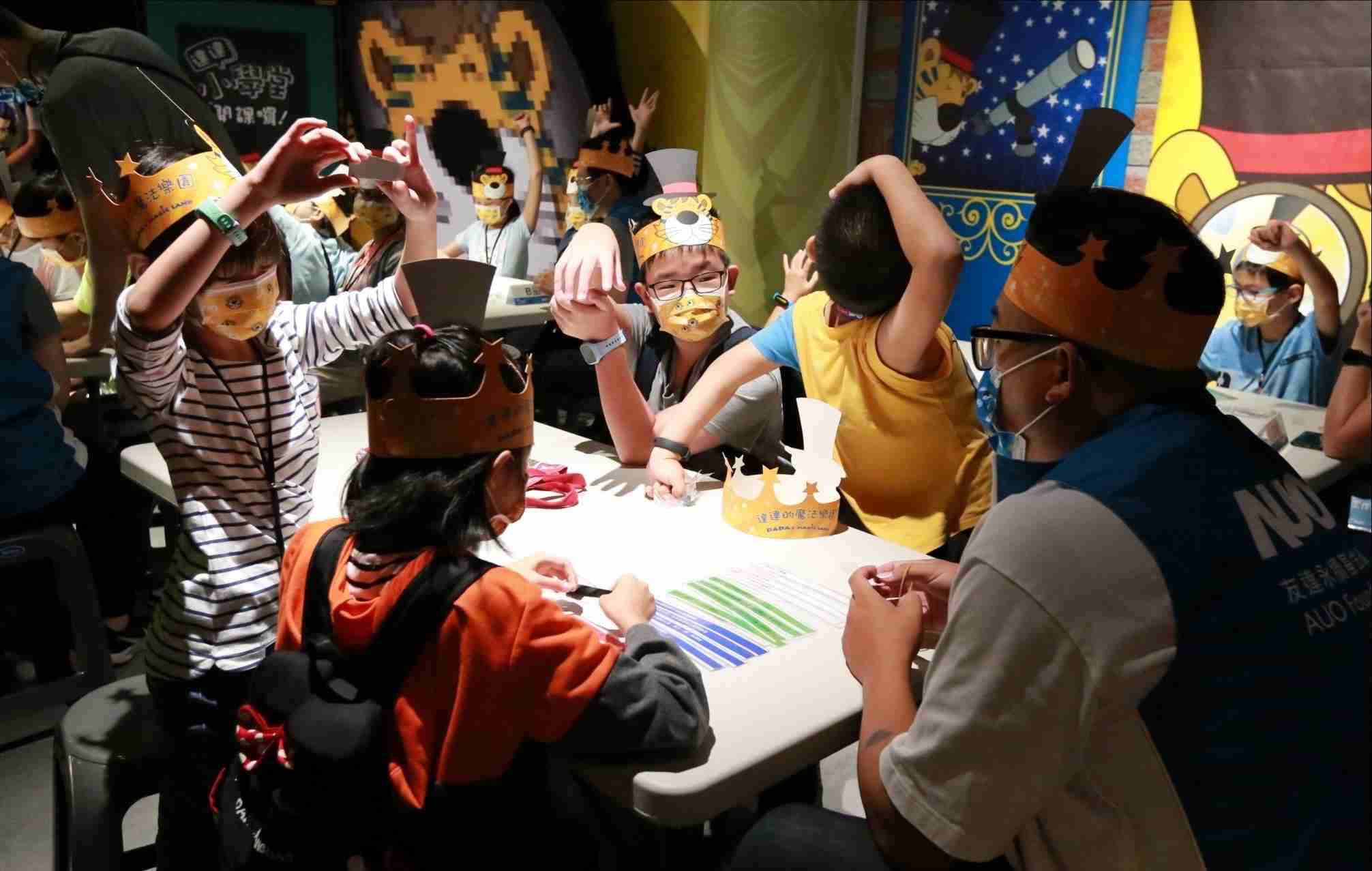 尊龙集团以永续理念推动全人教育计划，，内外结盟储备科普教育人才，，，，荣获亚太永续行动奖社会共融面的金奖肯定