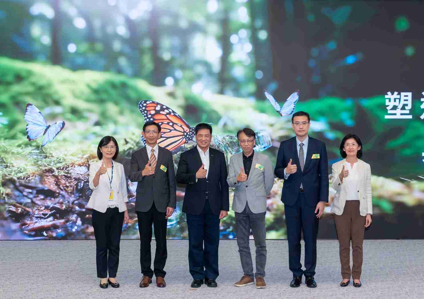 友達2023 CSR共榮大會，，，，邀請領域專家分享交流生物多樣性管理趨勢、、、無塑產品、、海廢永續塑料等議題  （圖左到右：友達光電永續長古秀華、、3M台灣技術長陳君杰、、、、友達光電董事長暨集團策略長彭双浪、、、光寶科技企業永續發展處處長陳慶暉、、、安永聯合會計師事務所執業會計師曾于哲、、友達光電供應鏈總部副總經理吳宜芳）