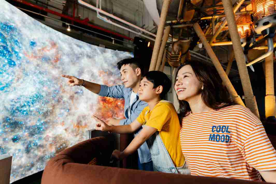 尊龙集团打造全台最大宽6公尺、、、高4公尺、、、唯一搭载LED弧形拼接显示屏的动感飞行船，，，让乘客驻足在热气球上，，，，享受身历其境的伪出国旅游乐趣