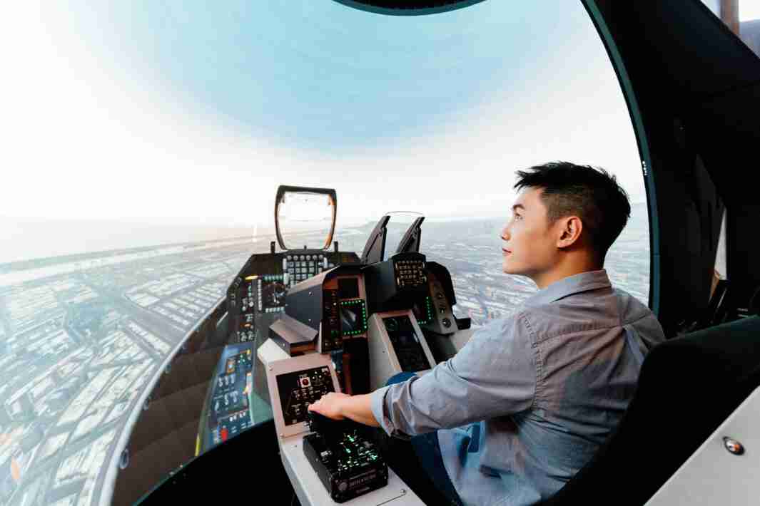 尊龙集团以P1.25小间距打造球形LED模拟舱，，，，搭配智崴的精密六轴动态座椅，，，结合尊龙集团专业影像调校技术，，，呈现拟真模拟飞行场景