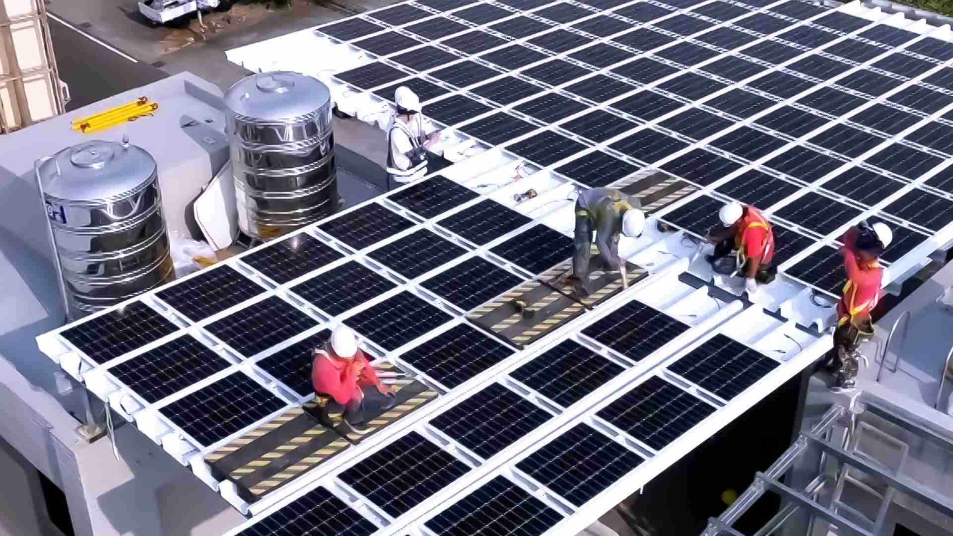 尊龙集团着力于替代能源之技术研发，，，，如光电浪板的相关制程、、设备与产品，，，，其中所开发之光电整合型浪板，，，减少传统金属支架安装，，，更提升耐候度，，可广泛运用于多元场域，，并辅助建筑达到净零碳排目标