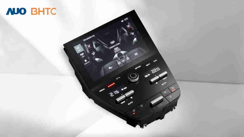 作為友達新生力軍，，BHTC所展示的中央與後座鞍部的Display HMI產品，，，，可處理多區恆溫控制、、、、顯示畫面，，，呈現仿真3D車室分區；以力傳感技術精準傳遞觸感，，，並結合音量及震動反饋，，防止意外啟動，，，提供使用者自然流暢、、、直觀且輕鬆駕馭的舒適介面
